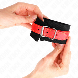 Menottes bondage nylon souple — bracelet noir et ceinture cuir rouge — vue 4