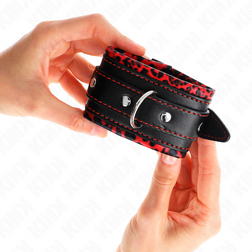Menottes poignets bondage fourrure rouge sur noir compact — vue 4