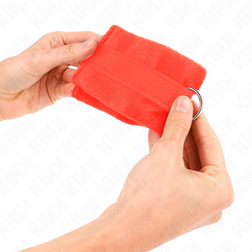Menottes débutant fourrure rouge total look — image 4