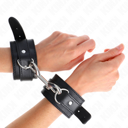 Menottes bondage simili rivetées avec mousqueton central