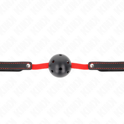 Vue de face de la boule noire creuse sur sa bande élastique rouge