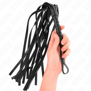 Vue rapprochée du martinet noir tenu par son manche court gainé en spirale