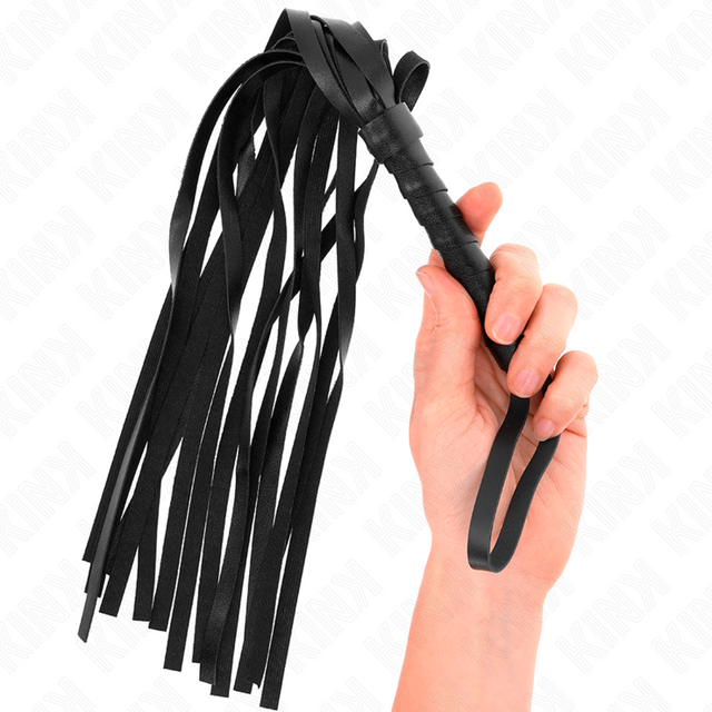 Martinet noir tenu en main avec longues lanières plates et dragonne au manche