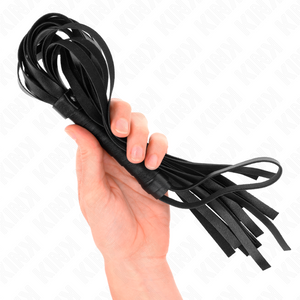 Martinet noir replié dans une main montrant la souplesse des longues lanières