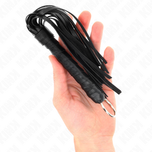 Mini martinet noir replié dans une paume pour montrer son format compact