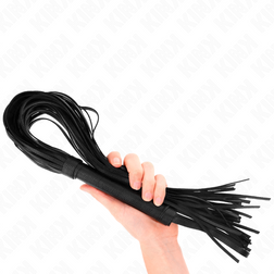 Schwarzer KINK-Flogger in einer Hand zusammengelegt, um die Flexibilität der Riemen zu zeigen