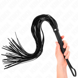 Schwarzer KINK-Flogger in einer Hand, mit gebogenen flexiblen Riemen und Handschlaufe