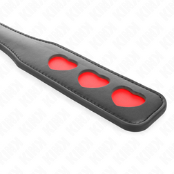 Gros plan sur la texture de l'accessoire Paddle BDSM motif cœur en cuir vegan