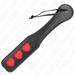 Vue de profil de l'accessoire Paddle BDSM motif cœur en cuir vegan