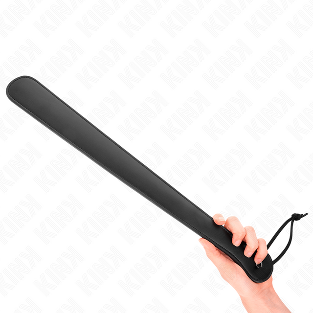 Paddle long noir tenu en main, avec palette étroite et lien au bout de la poignée