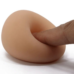 Doigt testant la souplesse du masturbateur egg