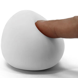 Doigt appuyant sur la matière souple du masturbateur egg