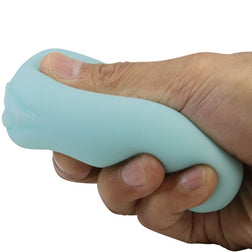 Main pressant un œuf masturbateur bleu souple et extensible