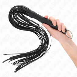 Cockring Fouet flogger noir avec anneau métallique d'accroche 65 cm — Kink en PVC noir vu de face