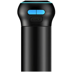 Gros plan sur la télécommande interactive noire et bleue