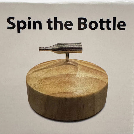 Vue rapprochée du jeu tournez la bouteille sur son emballage cartonné