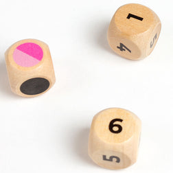 Dés en bois avec chiffres et couleurs pour jeu érotique