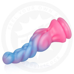 Gode chapelet en silicone posé horizontalement sur fond blanc