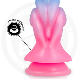 Gros plan sur la base ventouse robuste du gode en silicone