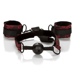 Set Scandal CalExotics avec bâillon boule respirant et menottes en polyester noir et rouge.