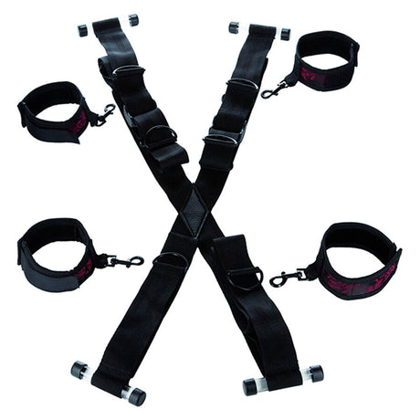 Menottes Calexotics Croix de bondage pour porte, 4 incluses — Scandal rouge vu de face