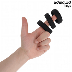 Main tenant trois cockrings plats en silicone noir de tailles différentes