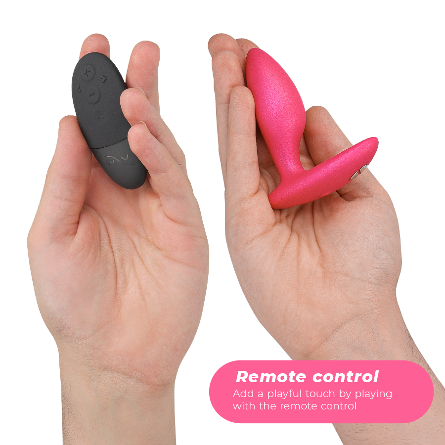 Télécommande noire et plug Ditto+ rose présentés dans deux mains.