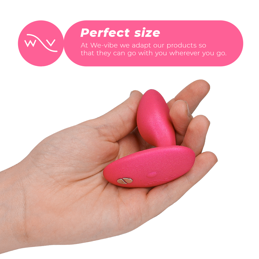 Vue du plug Ditto+ rose dans la paume d’une main.
