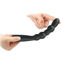 Main tenant le chapelet anal vibrant en silicone noir flexible