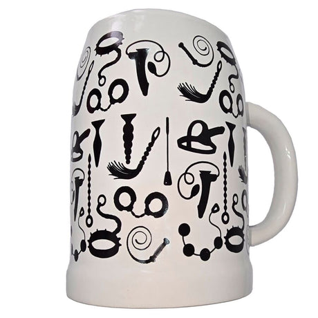 Chope à bière en céramique blanche avec des motifs noirs de fouets et menottes SM