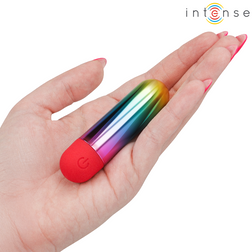 Mini vibro balle arc-en-ciel posée dans la paume d'une main