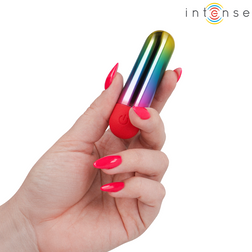 Main tenant une mini vibro balle arc-en-ciel compacte