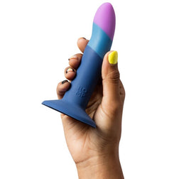 Main tenant le gode prostatique Piccolo en silicone compact