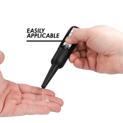 Main utilisant un applicateur lubrifiant anal sur la paume
