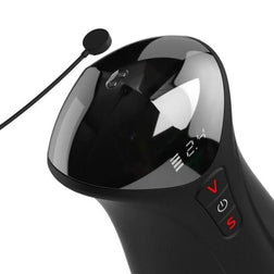 Gros plan sur le panneau de contrôle du masturbateur avec câble USB