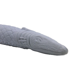 Gros plan sur la tête effilée de Basilisk, avec œil sculpté, collerette et écailles
