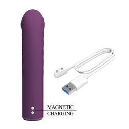 Rylan et câble USB magnétique avec repère des contacts de recharge