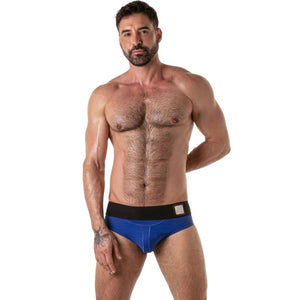 Jockstrap Lock It azul da Locker Gear usado de frente com cós preto largo e placa metálica