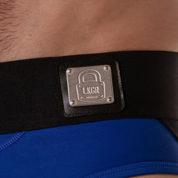 Grande plano do logótipo de cadeado metálico no cós preto do jockstrap Lock It azul