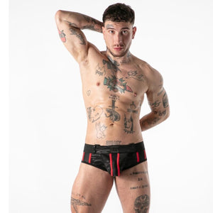 Slip-jockstrap Full Military Access noir à finitions rouges porté de face