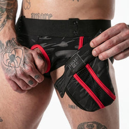 Détail de la poche amovible noire et rouge du Full Military Access, détachée de la ceinture