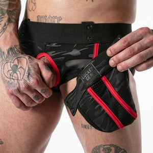 Détail de la poche amovible noire et rouge du Full Military Access, détachée de la ceinture