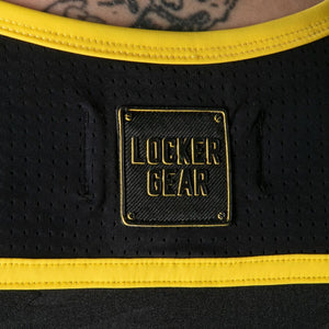Gros plan sur le panneau perforé et le logo Locker Gear au dos du débardeur noir et jaune