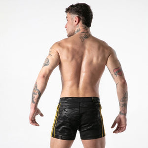 Vue arrière du short noir Locker Gear à camouflage en relief et détails jaunes