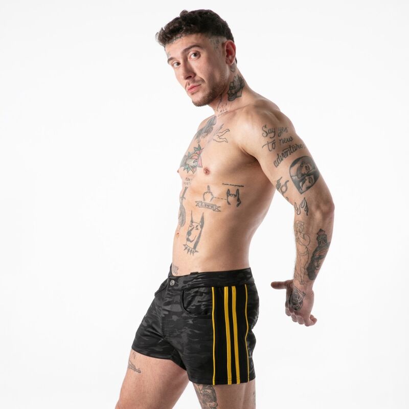Homme portant le short noir Full Military Access à détails jaunes, vue de trois quarts