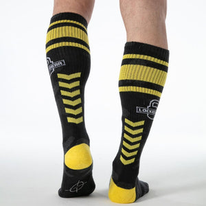 Vue arrière des chaussettes hautes noires et jaunes Locker Gear portées