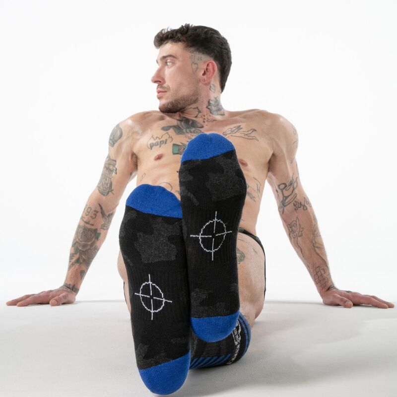 Semelles noires à pointes bleues des chaussettes hautes Locker Gear portées