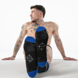 Semelles noires à pointes bleues des chaussettes hautes Locker Gear portées
