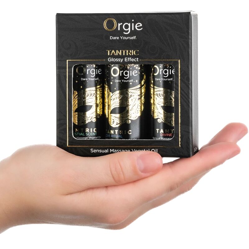 Coffret Tantric ORGIE de trois huiles de massage de 30 ml posé dans une main