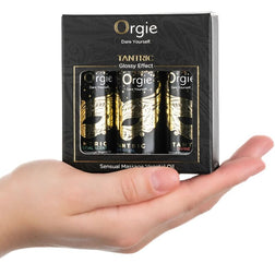 Coffret Tantric ORGIE de trois huiles de massage de 30 ml posé dans une main